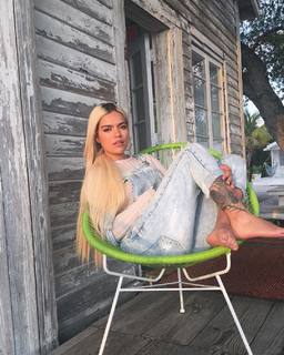 Karol G feet photo thumbnail