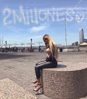 Karol G feet photo thumbnail