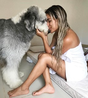 Karol G feet photo thumbnail