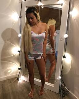 Karol G feet photo thumbnail
