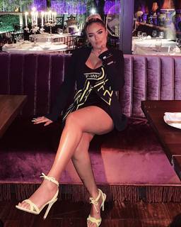 Karol G feet photo thumbnail
