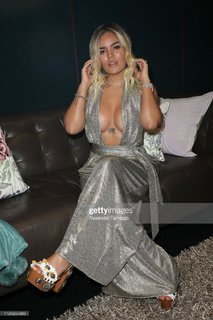Karol G feet photo thumbnail