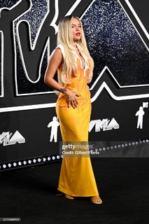 Karol G feet photo thumbnail