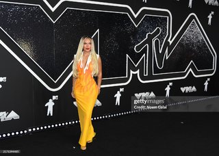 Karol G feet photo thumbnail