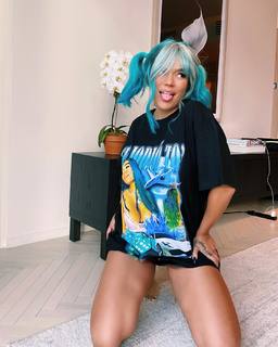 Karol G feet photo thumbnail