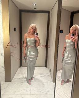Karol G feet photo thumbnail