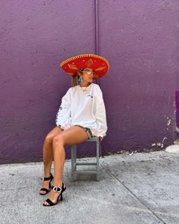 Karol G feet photo thumbnail