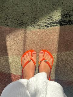 Karol G feet photo thumbnail