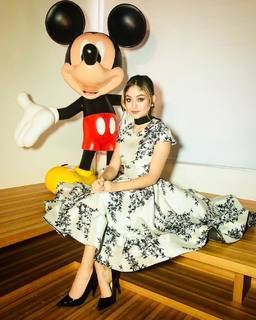 Karol Sevilla feet photo thumbnail