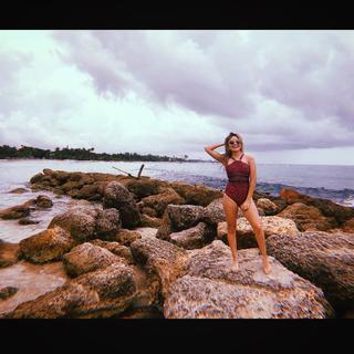 Karol Sevilla feet photo thumbnail