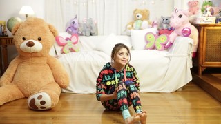 Karol Sevilla feet photo thumbnail