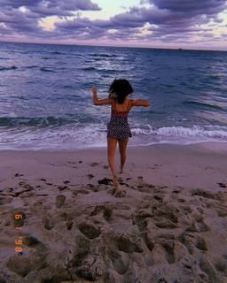 Karol Sevilla feet photo thumbnail