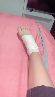 Karol Sevilla feet photo thumbnail