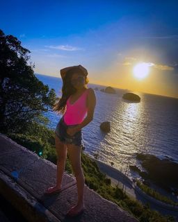 Karol Sevilla feet photo thumbnail