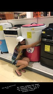 Karol Sevilla feet photo thumbnail