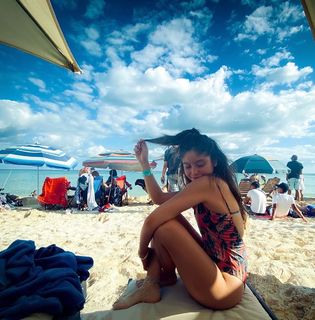 Karol Sevilla feet photo thumbnail