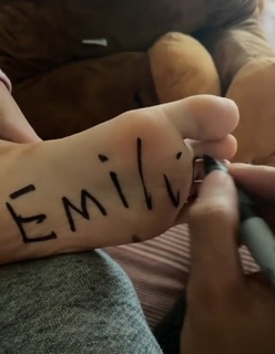 Karol Sevilla feet photo thumbnail