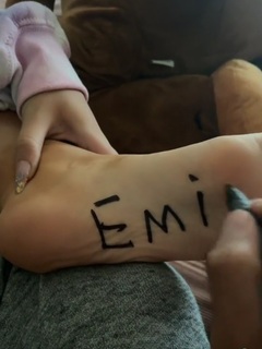 Karol Sevilla feet photo thumbnail