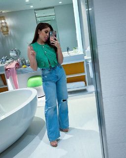 Karol Sevilla feet photo thumbnail
