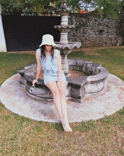 Karol Sevilla feet photo thumbnail