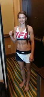 Karolina Kowalkiewicz feet photo thumbnail