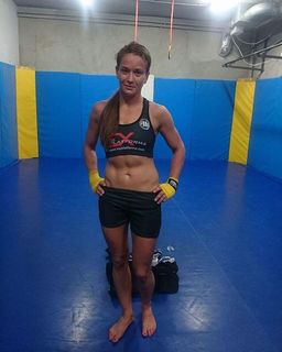 Karolina Kowalkiewicz feet photo thumbnail