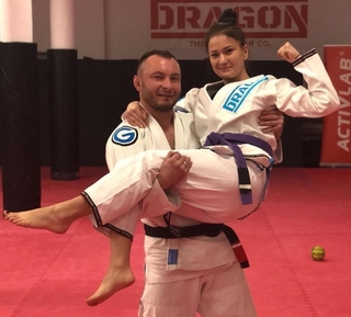Karolina Kowalkiewicz feet photo thumbnail