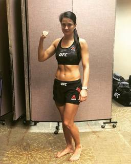 Karolina Kowalkiewicz feet photo thumbnail