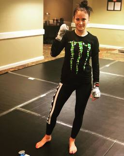 Karolina Kowalkiewicz feet photo thumbnail