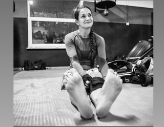 Karolina Kowalkiewicz feet photo thumbnail