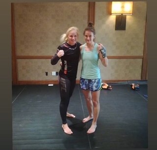 Karolina Kowalkiewicz feet photo thumbnail