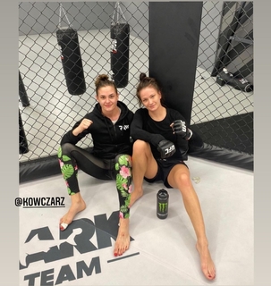 Karolina Kowalkiewicz feet photo thumbnail