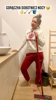 Karolina Kowalkiewicz feet photo thumbnail