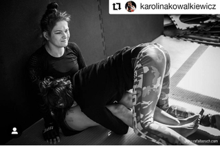 Karolina Kowalkiewicz feet photo thumbnail
