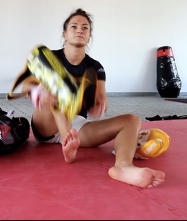 Karolina Kowalkiewicz feet photo thumbnail