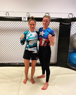 Karolina Kowalkiewicz feet photo thumbnail