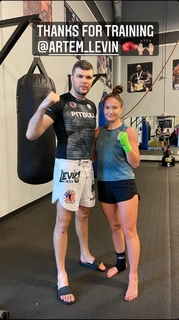 Karolina Kowalkiewicz feet photo thumbnail
