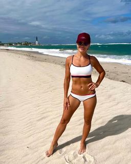 Karolina Kowalkiewicz feet photo thumbnail