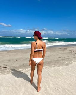 Karolina Kowalkiewicz feet photo thumbnail