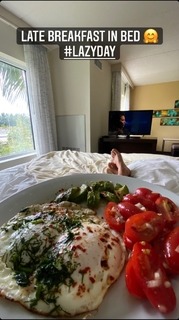 Karolina Kowalkiewicz feet photo thumbnail