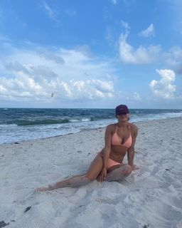 Karolina Kowalkiewicz feet photo thumbnail