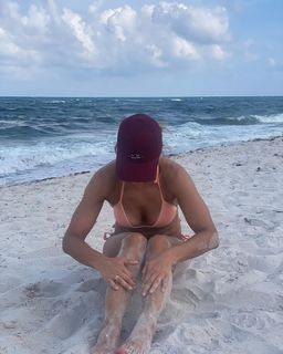 Karolina Kowalkiewicz feet photo thumbnail