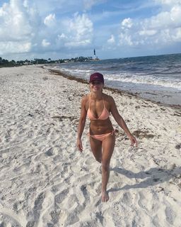 Karolina Kowalkiewicz feet photo thumbnail