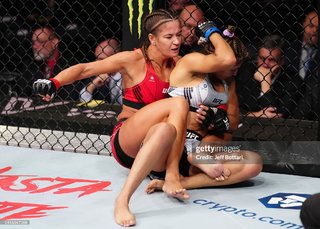 Karolina Kowalkiewicz feet photo thumbnail