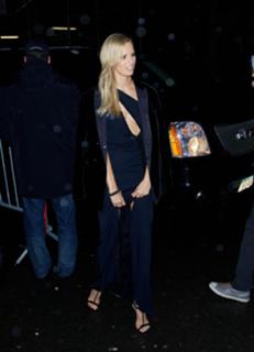 Karolina Kurkova feet photo thumbnail
