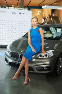 Karolina Kurkova feet photo thumbnail