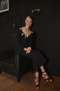 Karolina Kurkova feet photo thumbnail