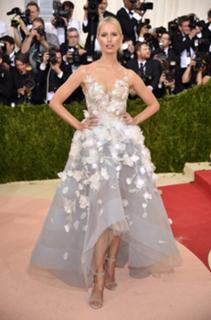 Karolina Kurkova feet photo thumbnail