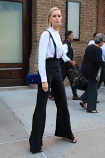Karolina Kurkova feet photo thumbnail