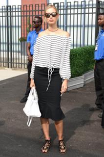 Karolina Kurkova feet photo thumbnail